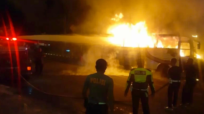 Bus yang Terbakar di Mapolres Bukittinggi Ternyata Barang Bukti Kasus Kecelakaan Beruntun