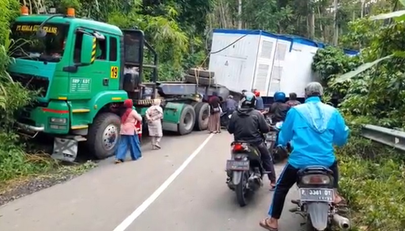 Truk Trailer di Bondowoso Tabrak Tebing dan Tutup Jalan, Lalu Lintas Macet Total