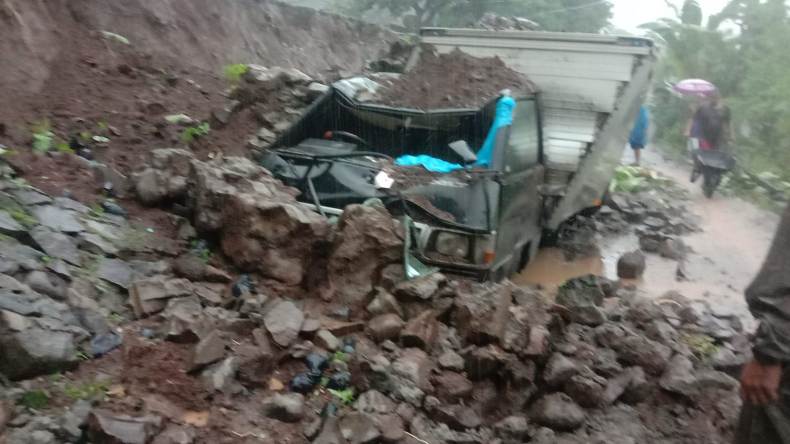 Tertimpa Tanah Longsor di Semarang, Mobil Boks Ringsek 
