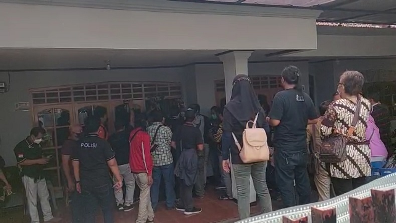 6 Pelaku Peragakan 18 Adegan Rekonstruksi Pembunuhan Pemilik Rumah Makan di Karawang