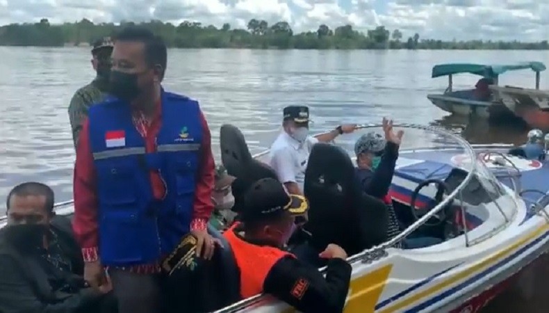 Terobos Banjir, Bupati Sekadau Aron Kunjungi Pengungsi di Kuburan