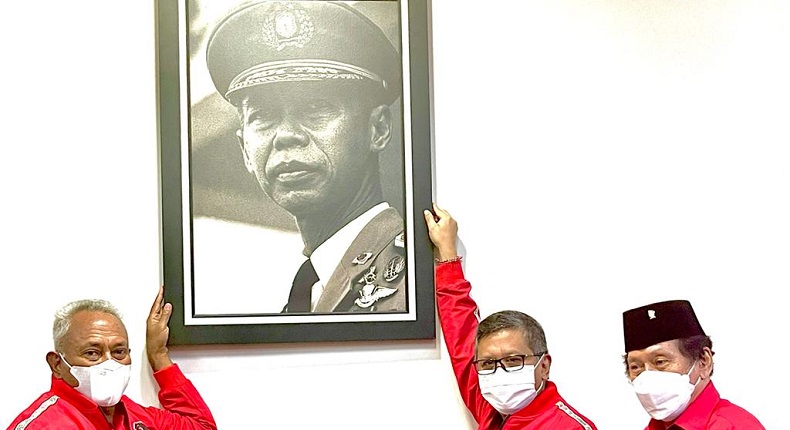 Ingin Jadi Inspirasi Kader, Foto Jenderal Hoegeng Dipasang di Gedung Sekolah Partai PDIP