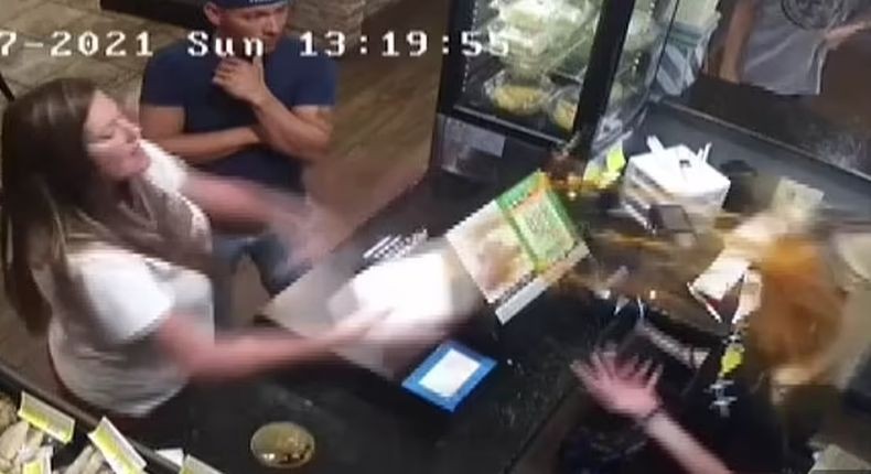 Terekam Kamera, Pelanggan Restoran Lempar Wajah Manajer dengan Kuah Sup Panas