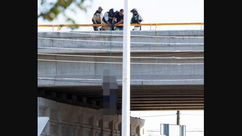 Sadis! 10 Mayat Ditemukan Bersamaan, 9 di Antaranya Digantung di Jembatan