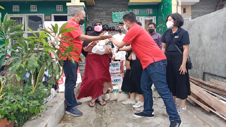 MNC Peduli-Lotte Mart Salurkan Sembako untuk Sahabat Netra di Bojongsoang Bandung 