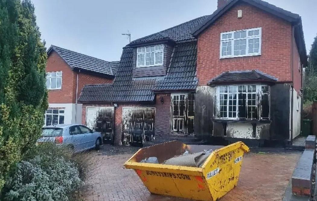 Duh! Rumah Ini Diselimuti Cairan Hitam usai Diteror Orang Tak Dikenal