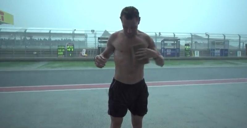 Viral Pembalap WSBK Mandi Hujan saat Balapan di Sirkuit Mandalika Ditunda