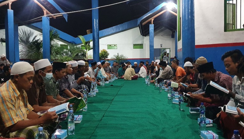 Tingkatkan Ketakwaan, Lapas Surabaya Ajak Warga Binaan Ngaji dan Salat Bersama 