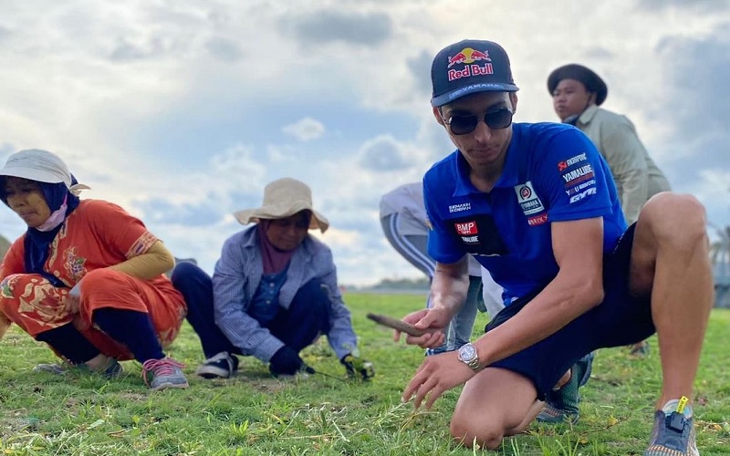 Pembalap WSBK Mandalika Ini Asyik Cabut Rumput Bareng Emak-Emak
