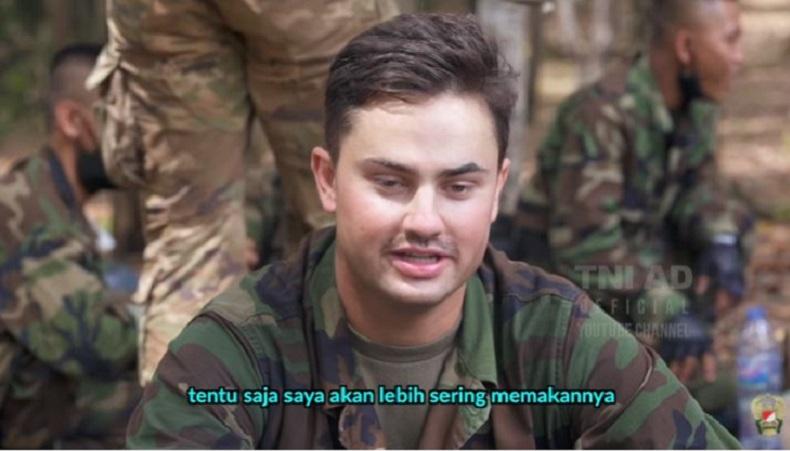 Prajurit US Army Makan Ransum TNI AD : Rasanya seperti Teriyaki