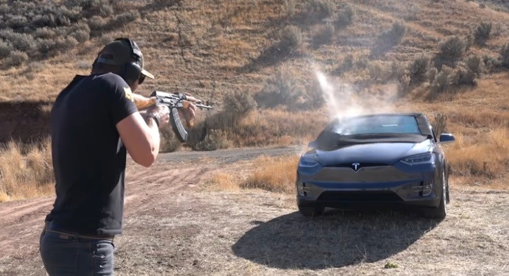 Tes Antipeluru, Kaca Tesla Model X Diberondong Senjata Otomatis AK47