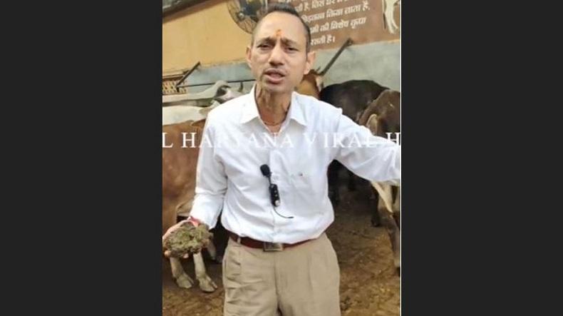 Duh, Dokter Ini Rekam Aksi Makan dan Minum Kotoran Sapi sambil Ceritakan Manfaatnya