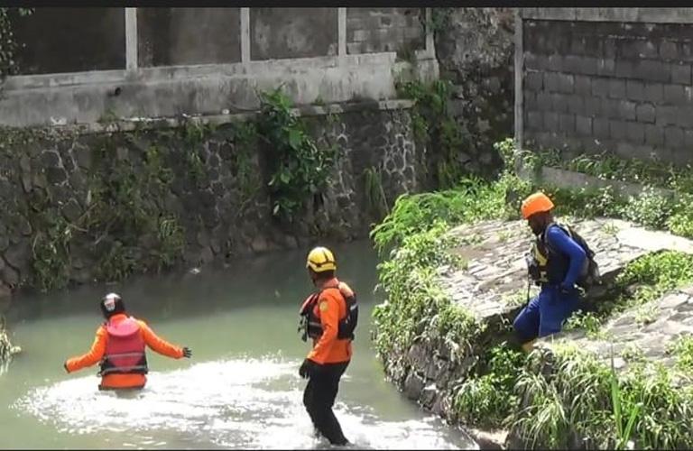  2 Pengendara Motor Terjatuh ke Selokan, 1 Tewas dan 1 Hilang Terseret Arus