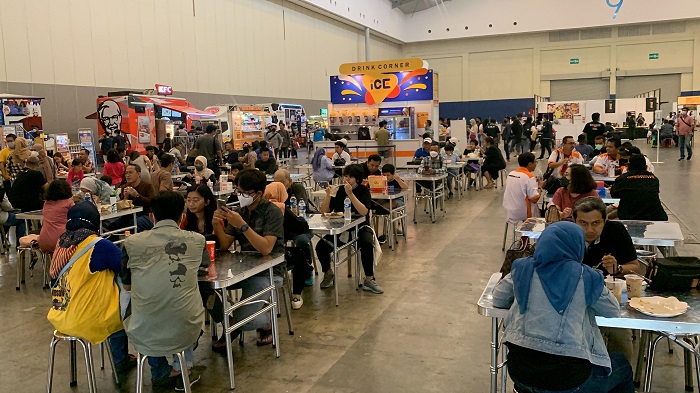 Hari Terakhir Pameran Otomotif GIIAS, Pengunjung Ramai Berburu Kuliner 