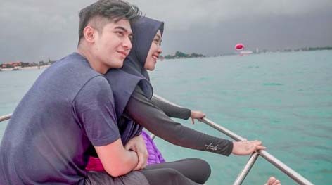 Menikmati Status Pengantin Baru, Teuku Ryan Peluk Manja Ria Ricis: Jangan Berubah Yah