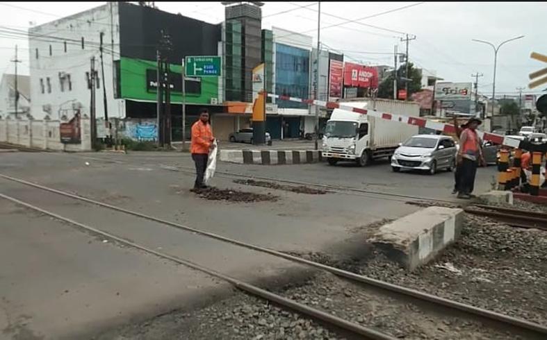  2 Mahasiswi di Pekalongan Tersambar KA saat Hendak Selfie, 1 Tewas