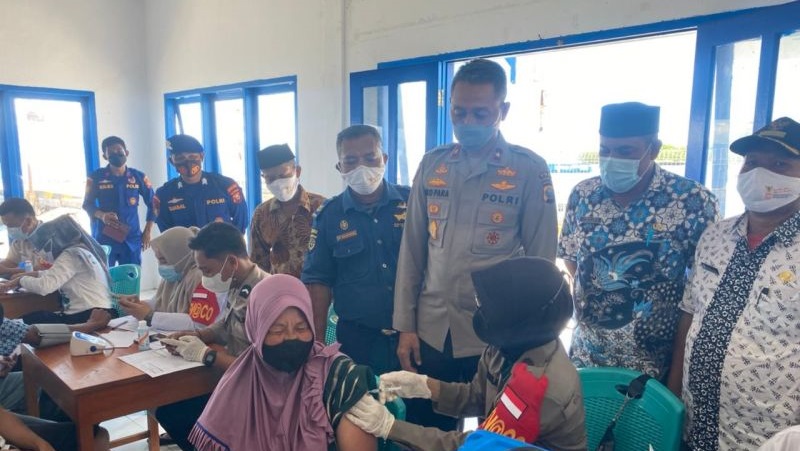 Polda Maluku Utara Terjunkan Personel untuk Percepatan Vaksinasi di Daerah Sulit Dijangkau