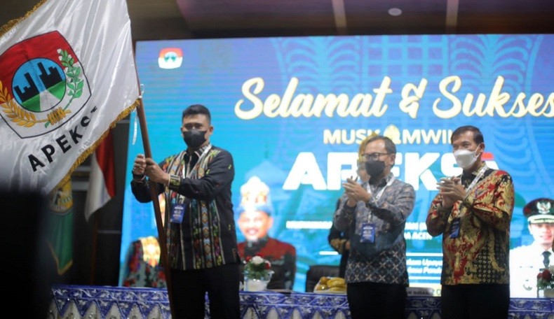 Bima Arya Kukuhkan Menantu Jokowi Jadi Ketua Komwil I APEKSI