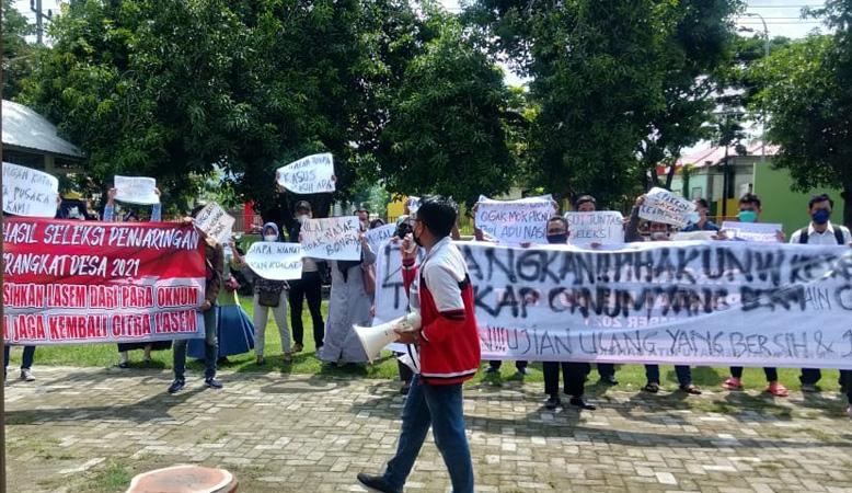  Tidak Lolos Seleksi Perangkat Desa, Puluhan Peserta Geruduk Kantor Kecamatan Lasem 
