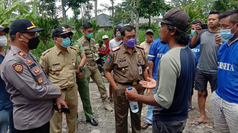 Warga Tetep Salatiga Demo Tolak Lapangan Dipakai untuk Akses Jalan ke Pabrik 