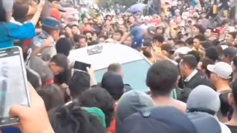 Terhalang Palang Pelintasan Kereta saat Kabur, Dua Maling di Bekasi Dihajar Warga