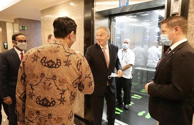 Bertemu Mantan PM Inggris, Menko Luhut Sampaikan Indonesia Sedang Berupaya Jadi Negara Kelas Satu