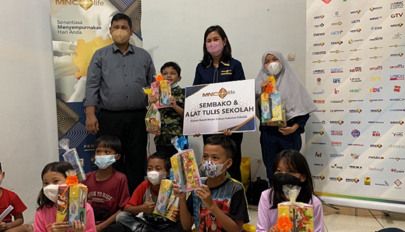 Sambut Ulang Tahun ke-11, MNC Life Bagikan Sembako dan Alat Tulis di Rumah Belajar Cahaya Indonesia