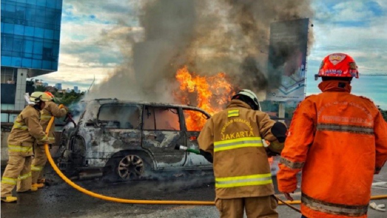 Toyota Land Cruiser Cygnus Hangus Terbakar di Tol Wiyoto Wiyono  