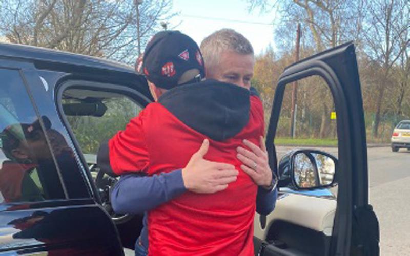 Viral Solskjaer Dapat Pelukan Hangat dari Fans saat Tinggalkan Markas Setan Merah