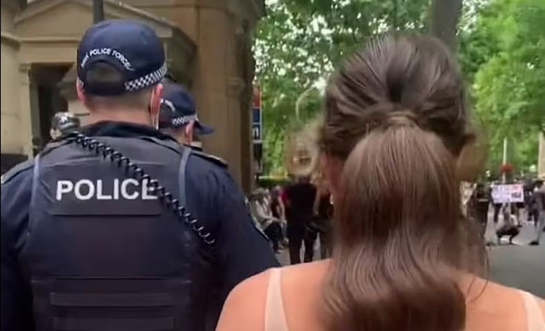 Viral Pengantin Perempuan Jalan Kaki ke Gedung Pernikahan karena Terjebak Demonstran