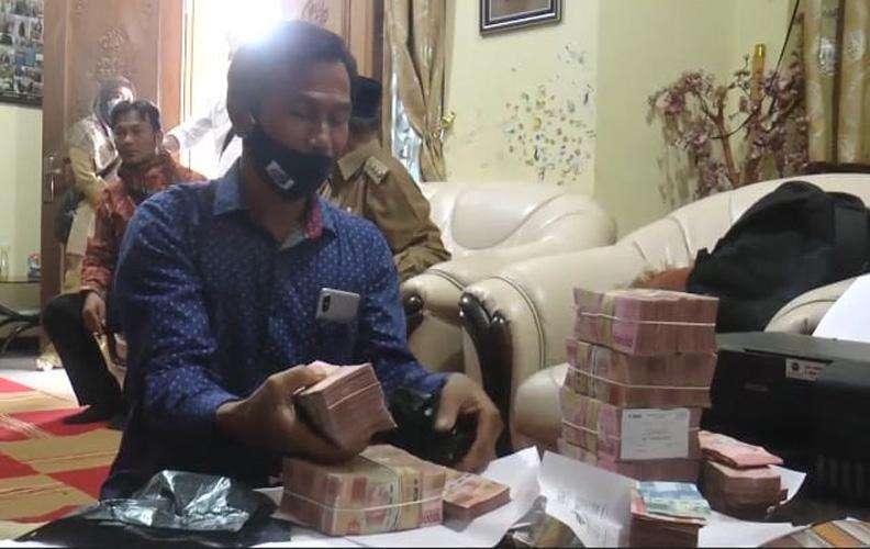 Cerita Petani Tembakau Bawa Pulang Uang Ratusan Juta Pakai Kresek usai Diborong Juragan Tajir