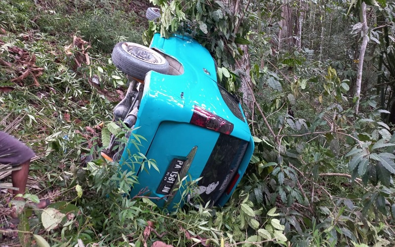 Gegara Sopir Ambil Tisu, Avanza Masuk Jurang di Distrik Sentani Barat
