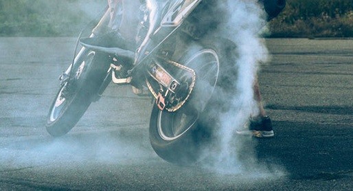 Motor Ngebul Keluarkan Asap Putih atau Hitam, Kenali Penyebab dan Cara Mengatasinya