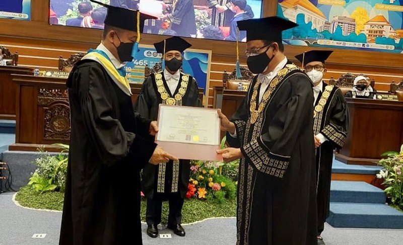 Ignasius Jonan Terima Gelar Doktor Honoris Causa dari Unair