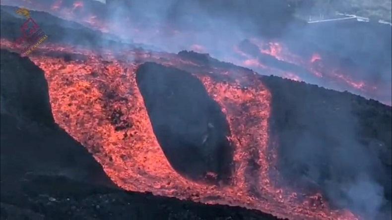 Lava Gunung Berapi Kembali Capai Laut, Warga Diimbau Tetap di Rumah