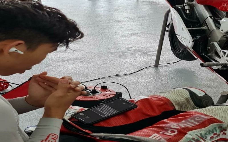 Pembalap di Sirkuit Mandalika Tertangkap Kamera Baca Alquran Tunggu Jadwal Race