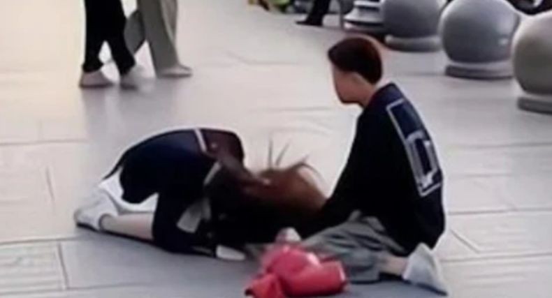 Viral Wanita Ini Sujud di Hadapan Pria di Trotoar, Kisah Cinta Bertepuk Sebelah Tangan