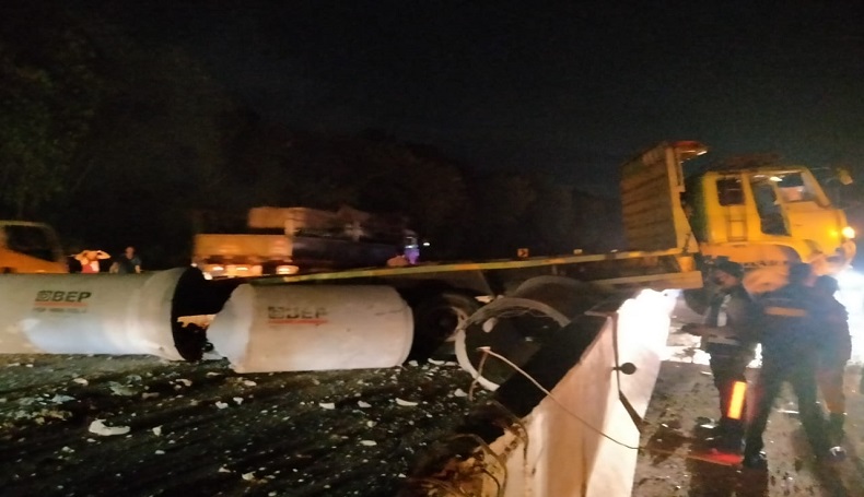 Tronton Tabrak Pembatas Jalan Tol Cipularang Purwakarta, 1 Tewas