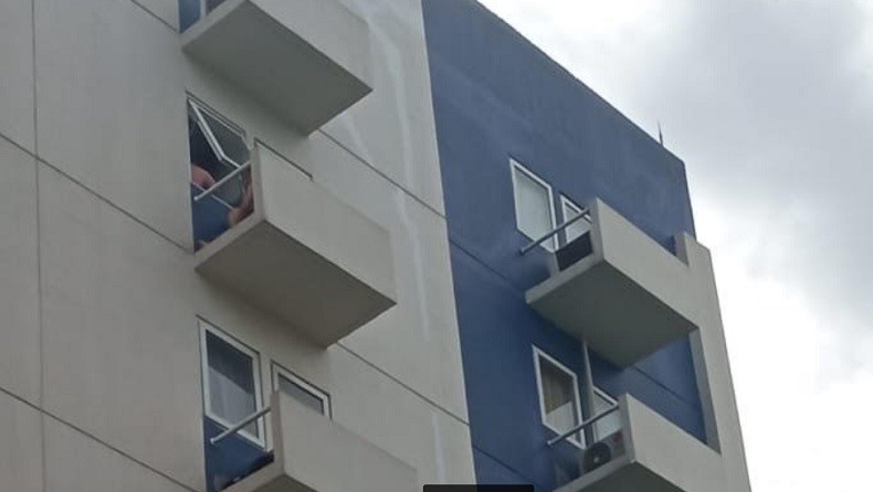 Stres Tidak Bisa Pulang ke Negaranya, WNA China Berupaya Lompat dari Lantai 6 Apartemen 
