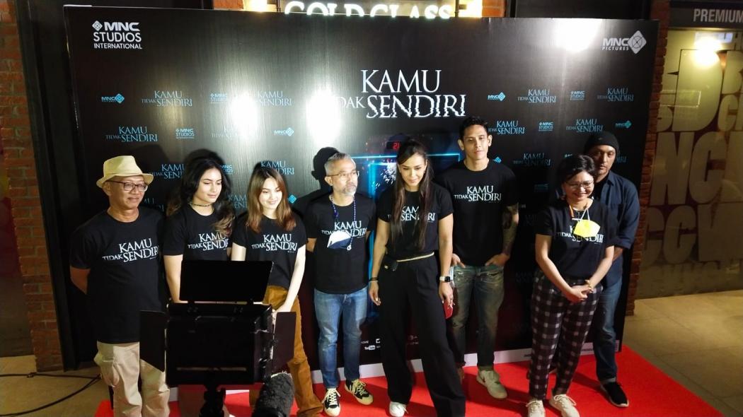 Film Kamu Tidak Sendiri, Sebuah Kecelakaan yang Membuka Hati Tokoh Adinia Wirasti