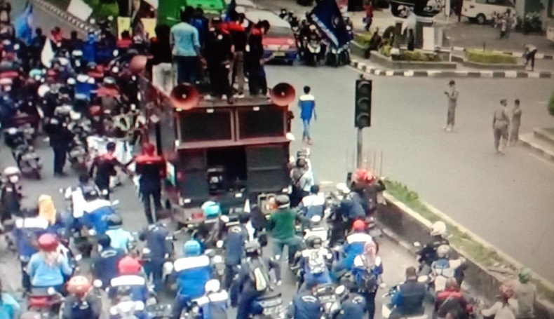 Purwakarta Dikepung Buruh, Akses Tol dan Jalan Arteri Diblokade