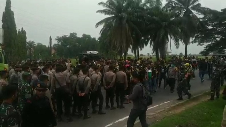 Dampak Bentrok 2 Ormas, Pintu Masuk Kawasan Industri Karawang Sempat Ditutup