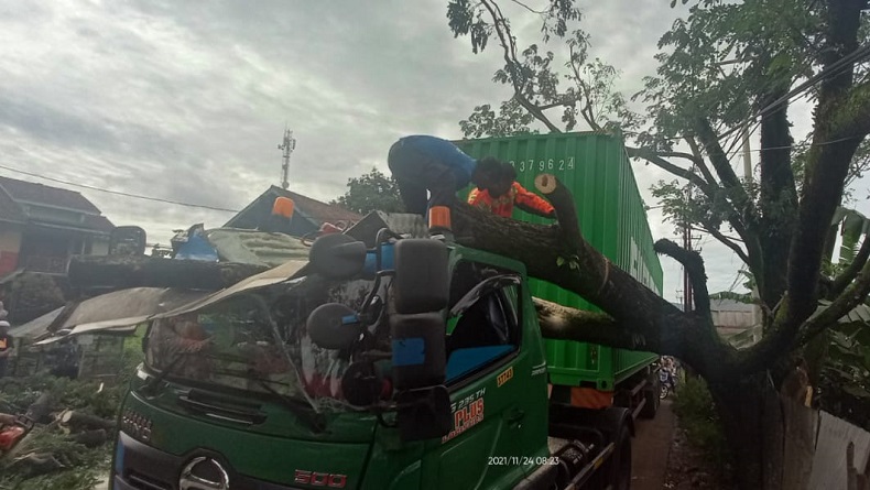Hindari Angkot Ugal-ugalan, Truk Kontainer Tabrak Pohon di Sukabumi
