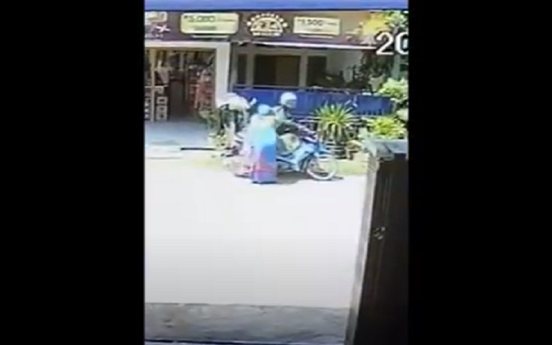 Merinding, Rekaman CCTV Warga Terseret Motor Pelaku Pencurian Sejauh 20 Meter