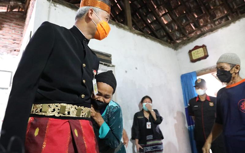  Rumah Direhab, Orang Tua Guru Honorer SLB di Semarang Ini Menangis dalam Dekapan Ganjar