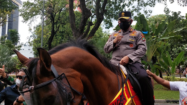 Momen Kapolda Metro Jaya Naiki Kuda saat Temui Pendemo di Monas