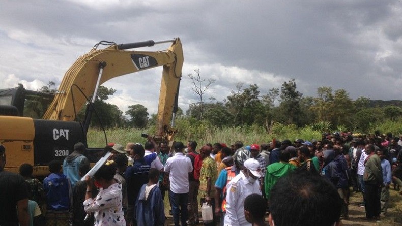 Jalan Baru Menuju Kampung Maima Dibuka, Bupati Turunkan Alat Berat