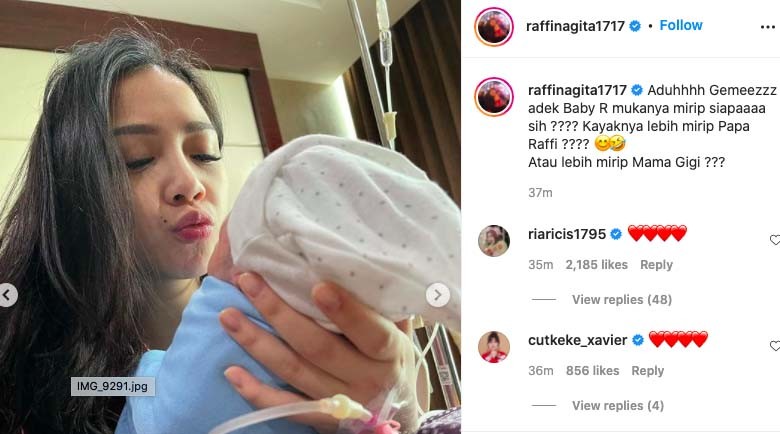4 Potret Gemas Nagita Slavina Lihat Wajah Baby R Pertama Kali 