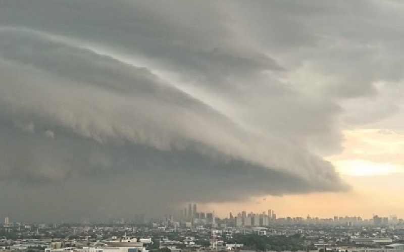 Viral Awan Tsunami di Langit Jakarta Jumat Sore, Begini Penjelasan BMKG
