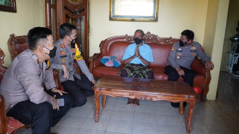 Momen Haru Kapolres Semarang Jenguk Anggota yang Sakit Menahun